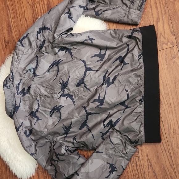 The North Face Green Camoflauge Zip Front Lightweight Mens Jacket - Picture 2 of 5